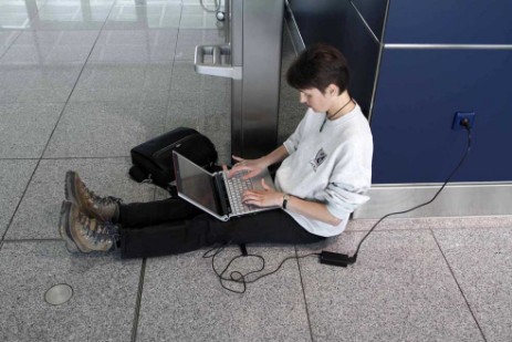 Elisabeth mit Laptop am Flughafen